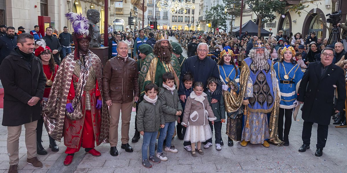 La lluvia y el viento no logran deslucir la Cabalgata de Reyes