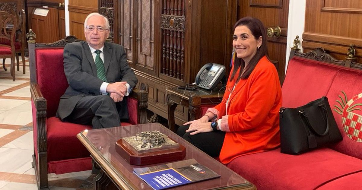 Visita Correos La directora de la oficina de Correos propone a Imbroda promocionar Melilla en las pantallas de las sucursales de todo el país