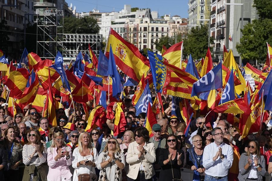 MADRID, 24/09/2023.- Asistentes al acto del PP celebrado en la plaza de Felipe II en defensa de la igualdad de todos los españoles, este domingo en Madrid. EFE/ Borja Sánchez Trillo