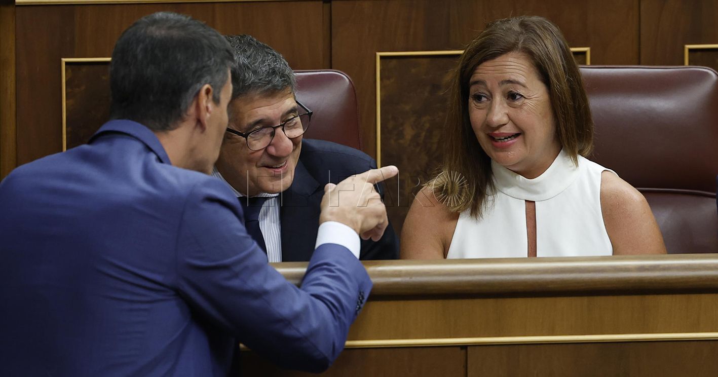 El presidente del Gobierno en funciones, Pedro Sánchez (i), conversa con los diputados socialistas Patxi López y Francina Armengol, durante la votación de la mesa en el Congreso de los Diputados en Madrid, este jueves. EFE/ Chema Moya