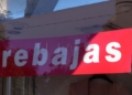 cartel rebajas Este fin de semana comienzan unas rebajas que no despiertan optimismo entre los comercios