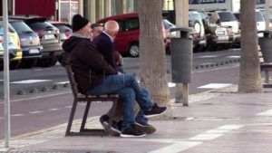 gente en banco Trabajo y frontera, entre las preocupaciones de los melillenses de cara a este 2024