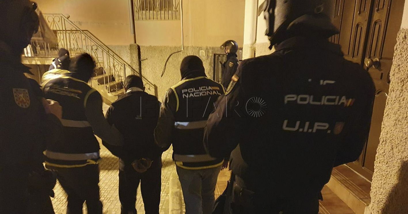 MELILLA, 03/01/2024.- Fotografía cedida por la Policía Nacional correspondiente a una de las detenciones de la última operación antiyihadista del 2023, desarrollada el pasado 21 de diciembre, que se saldó con 9 detenidos en Melilla. Tras los atentados del 11 de marzo de 2004, el año 2023 deja una cifra récord de presuntos yihadistas detenidos, un total de 87, la mayoría arrestados por agentes de la Comisaría General de Información de la Policía en un año de actividad "muy intensa", sobre todo en su recta final por la guerra en Gaza y por la preocupación ante la radicalización de menores. EFE/ Policía Nacional SOLO USO EDITORIAL/SOLO DISPONIBLE PARA ILUSTRAR LA NOTICIA QUE ACOMPAÑA (CRÉDITO OBLIGATORIO)