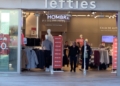 rebajas gente 2 Los melillenses apuestan por el centro comercial para esta temporada de rebajas