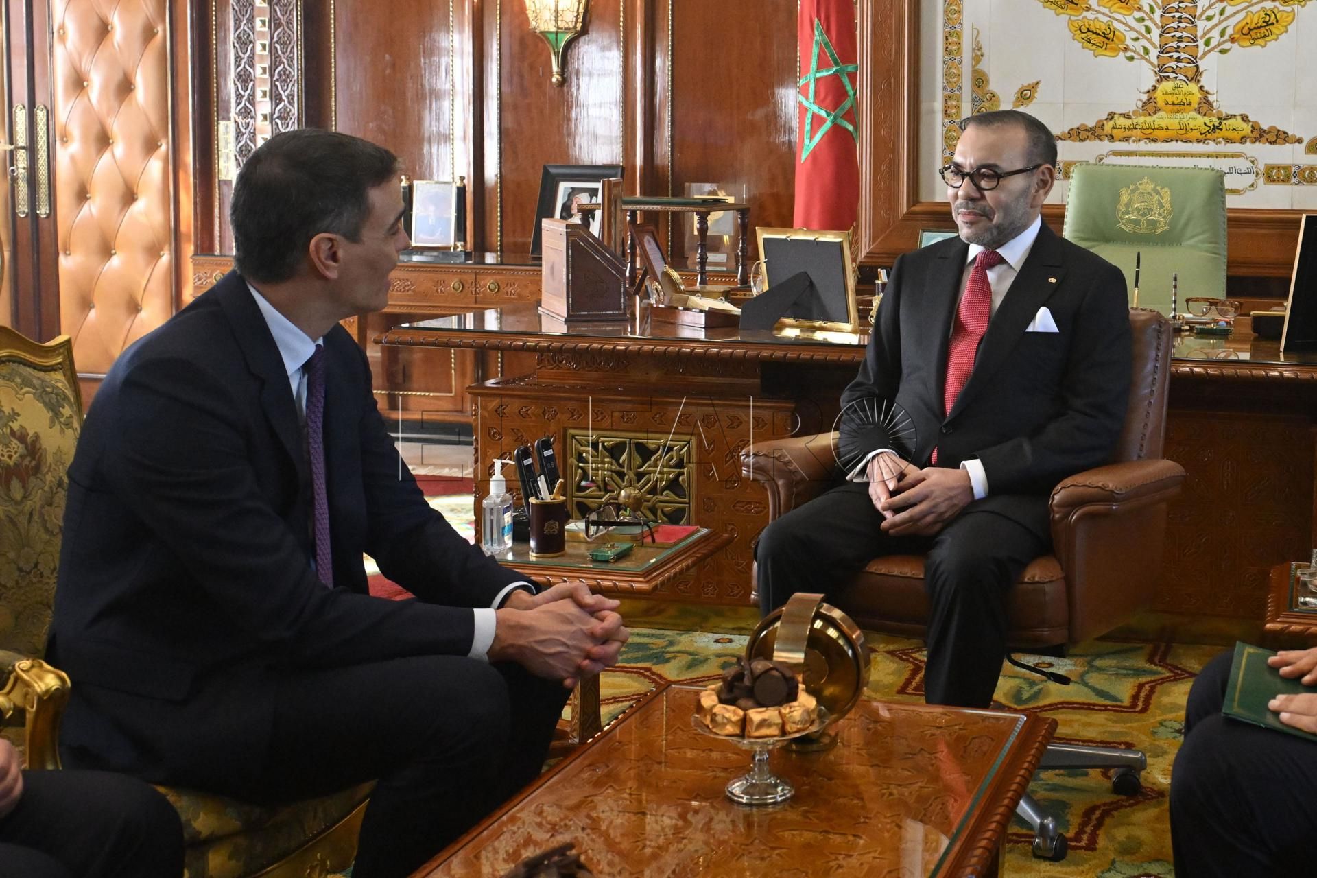 Rabat (Morocco), 21/02/2024.- Moroccan King Mohammed VI (R) receives Spanish Prime Minister Pedro Sanchez (L), at the Royal Palace in Rabat, Morocco, 21 February 2024. Sanchez is on an official visit to Morocco. (Marruecos, España) EFE/EPA/JALAL MORCHIDI / POOL