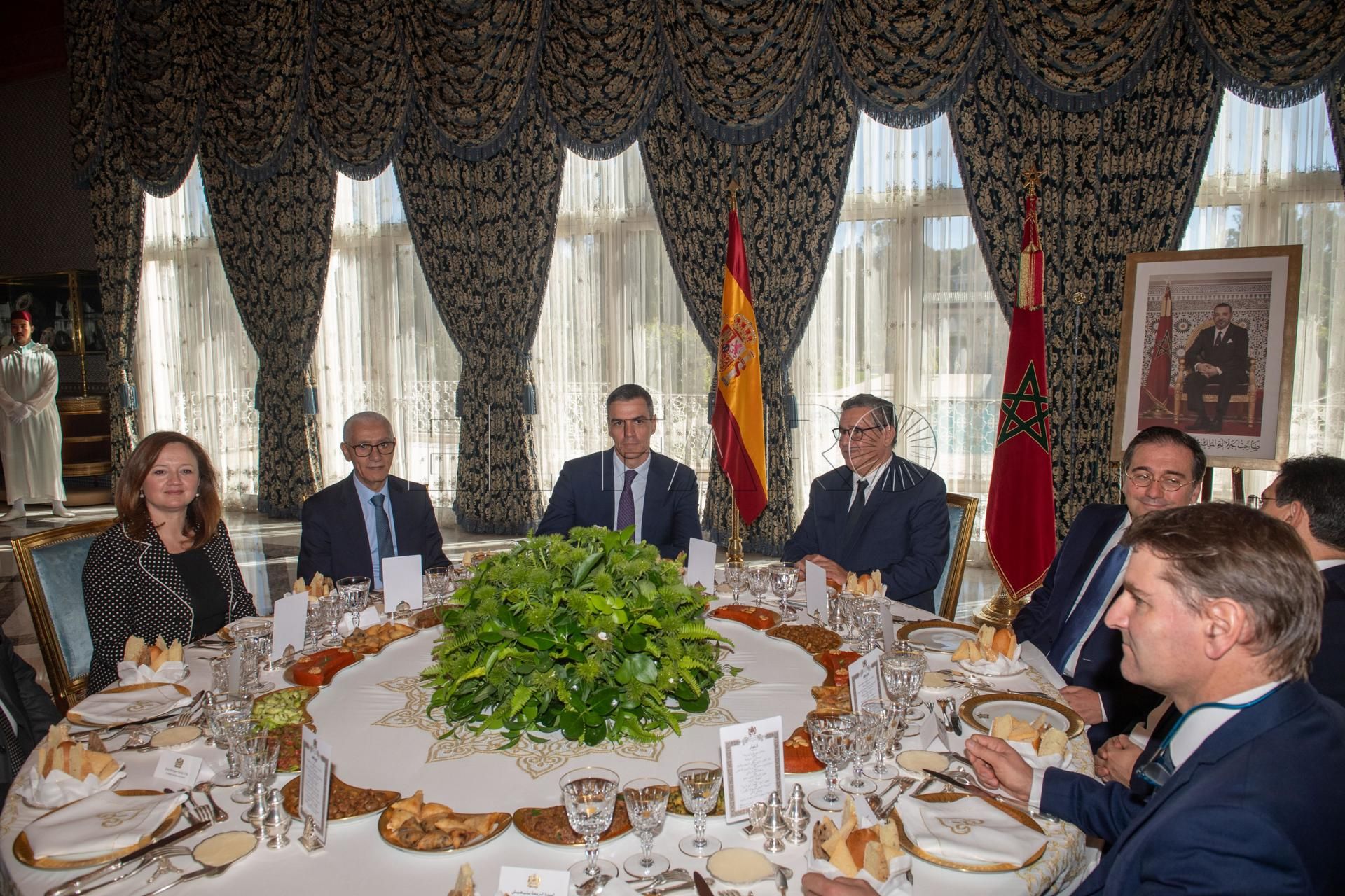 Rabat (Morocco), 21/02/2024.- Moroccan Prime Minister Aziz Akhannouch (C-R) receives Spanish Prime Minister Pedro Sanchez (C-L) and accompanying delegation for a luncheon at the Guest Palace in Rabat, Morocco, 21 February 2024. Sanchez is on an official visit to Morocco. (Marruecos, España) EFE/EPA/JALAL MORCHIDI / POOL