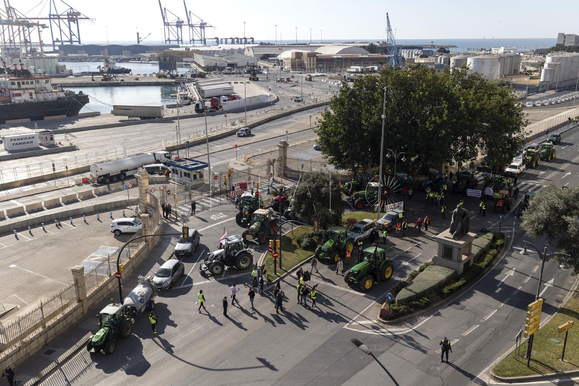 Los tractores desbloquean el puerto de Málaga