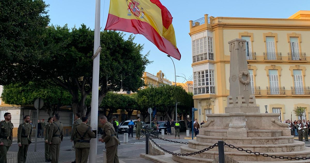 Arriado El Regimiento de Artillería Mixto nº32, protagonista del tradicional arriado de Bandera de este jueves