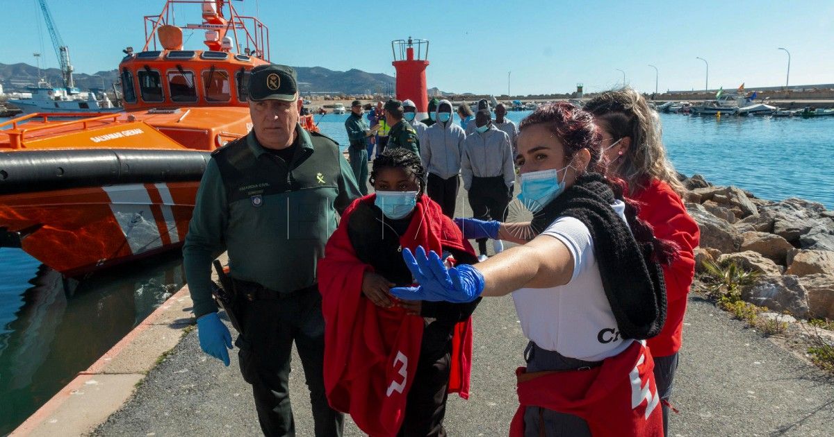 Familias de emigrantes marroquíes desaparecidos miran con esperanza a la isla de Alborán