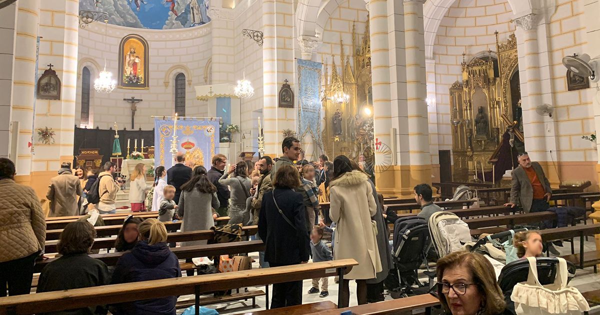 Presentación La iglesia del Sagrado Corazón, a rebosar en la presentación de los niños a la Virgen de la Victoria