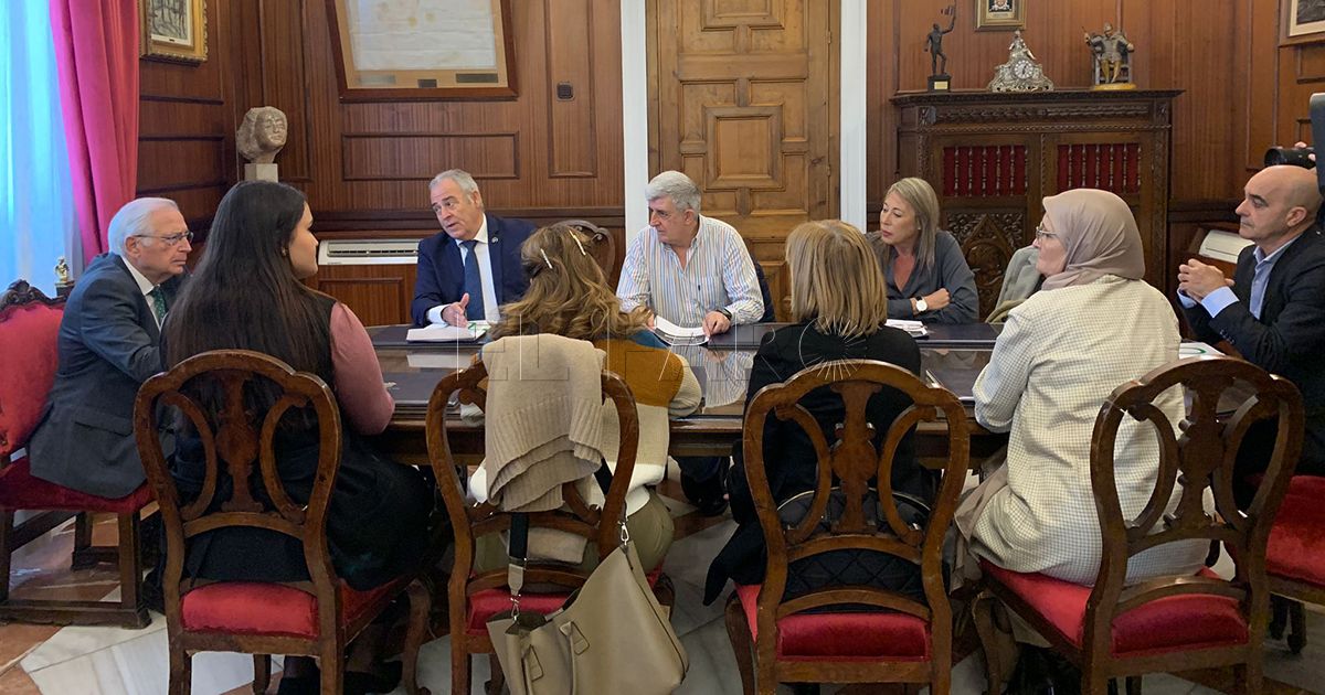 Reunión AECC Imbroda se reúne con miembros de la Asociación española Contra el Cáncer de Melilla