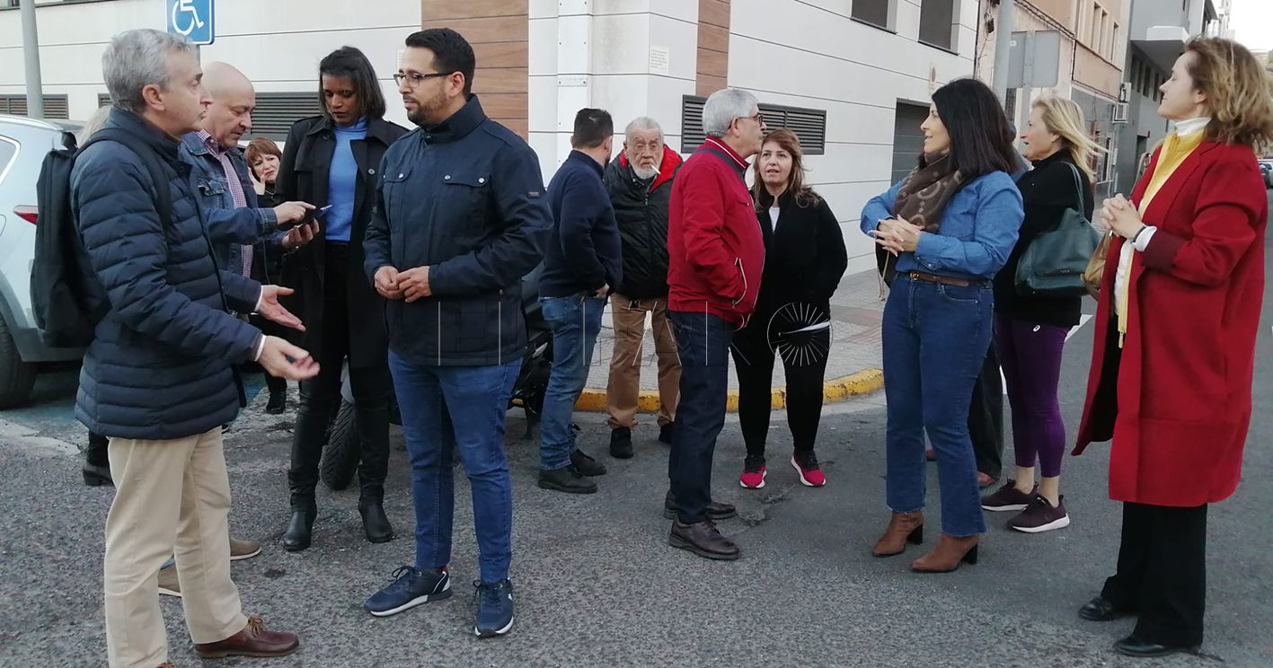 Alrededor de 15 personas acuden a la concentración de Vox para protestar por el asesinato de los dos guardias civiles en Barbate