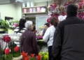gente comprando san valentin Floristerías llenas en Melilla este San Valentín
