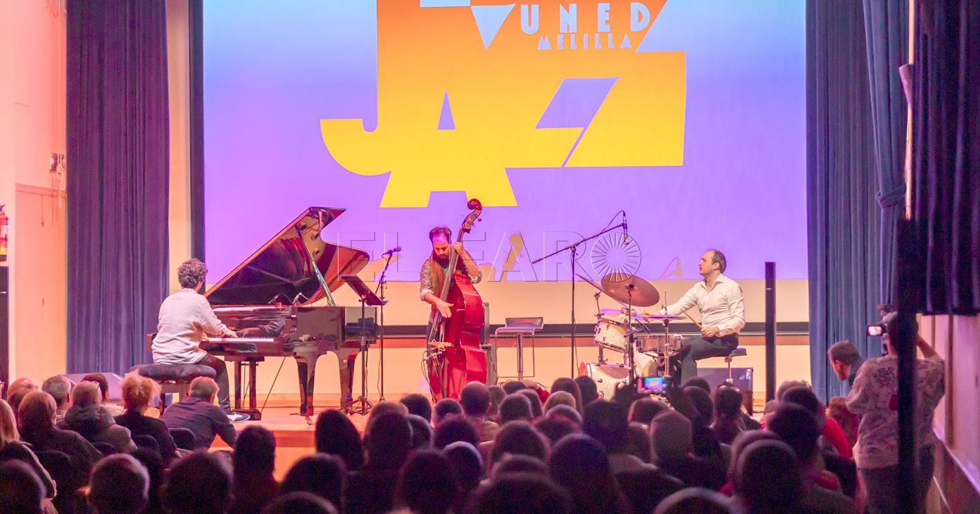 jazz recorte El público se rinde al ‘jazz’ de ‘Manel Fortià Trio’ en la UNED
