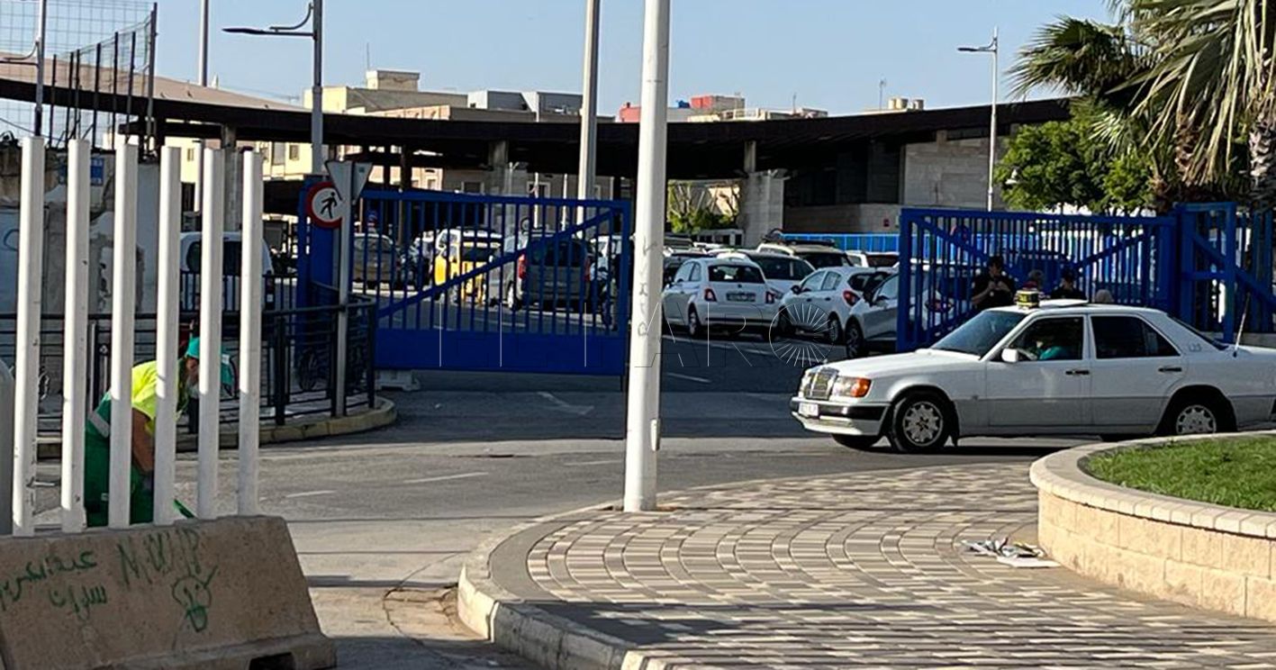 taxis en la frontera recorte Más taxis piratas que legales en Melilla
