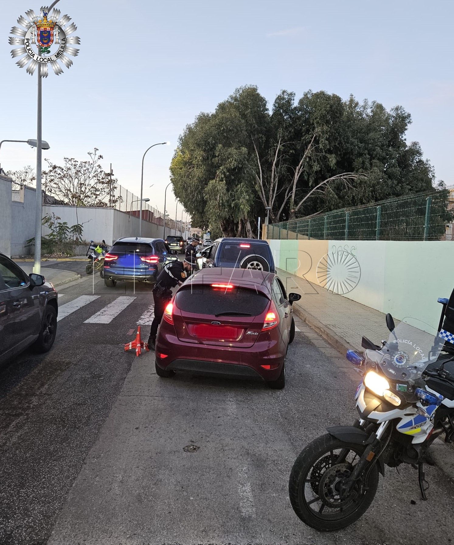 2 7 Un conductor es denunciado por no llevar cinturón de seguridad