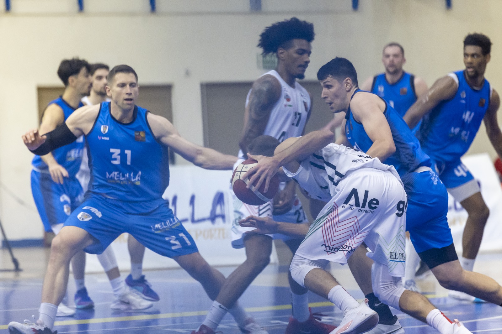 Rafa Monclova disgustado tras la derrota en un encuentro vital