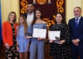4 4 Imbroda recibe a las ganadoras del concurso, ¿Qué es un Rey para ti?
