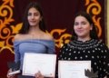 5 5 Imbroda recibe a las ganadoras del concurso, ¿Qué es un Rey para ti?