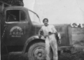 Camión Mercedes carga leña para Intendencia año1951 El niño que llevaba la cena a su padre a la parada de taxis de Cándido Lobera