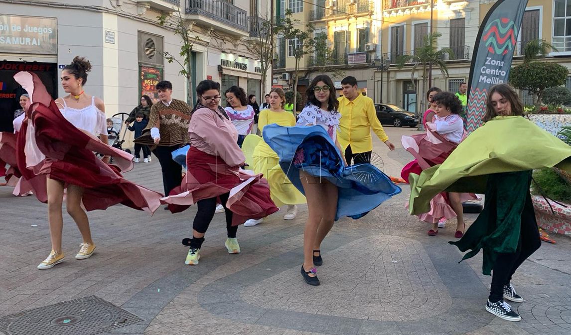 Encanto Alumnos de la Escuela de Danza llevan el espectáculo por los rincones de Melilla a ritmo de la película 'Encanto'