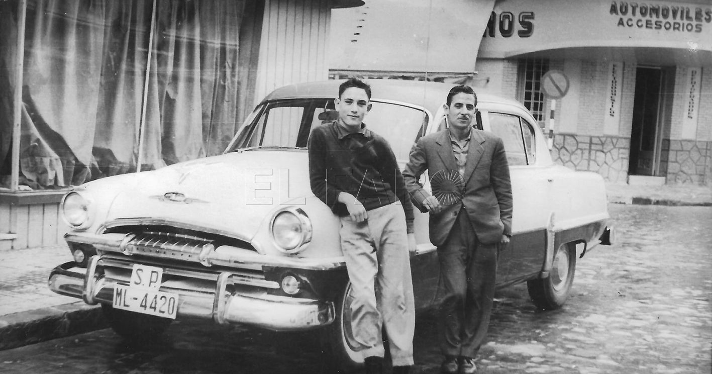 Taxi Plimouth parada Candido Lobera año 1961 recorte El niño que llevaba la cena a su padre a la parada de taxis de Cándido Lobera