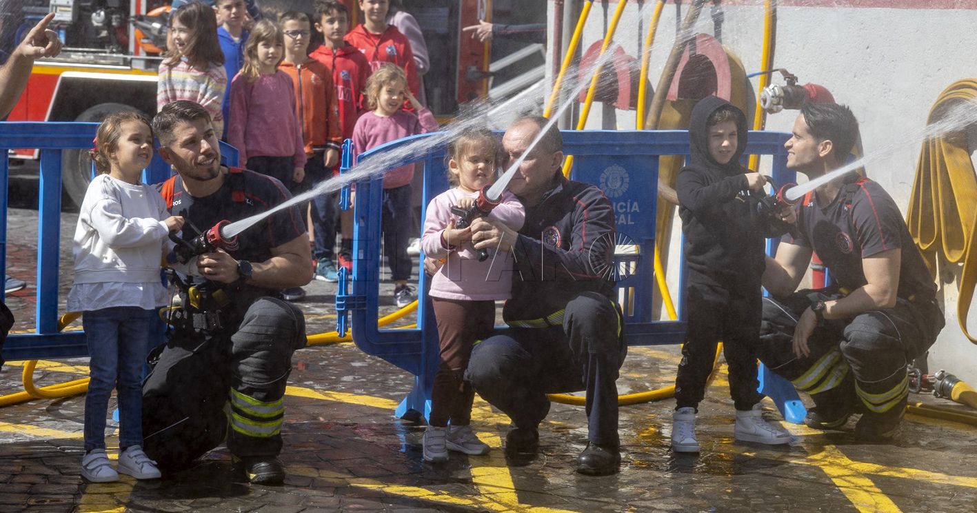 bomberos recorte Centenares de niños disfrutan de la jornada de puertas abiertas en el Parque de Bomberos