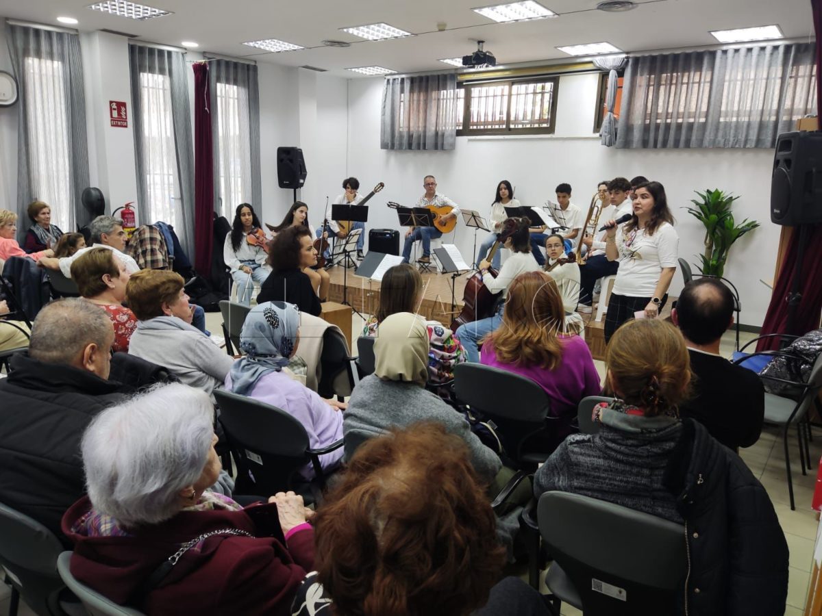 fd978b5f 8844 41dc 9ef3 65884e266622 e1709839279299 Las alumnas de Aulas Culturales pasan una tarde divertida y reivindicativa en las actividades por el 8M