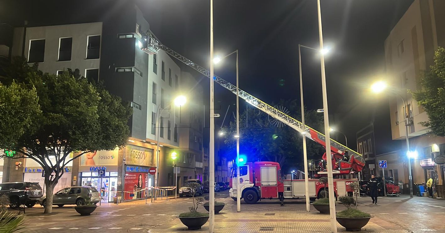 grúa recorte Los Bomberos reconocen haber atendido "bastantes incidencias" estos días por el viento