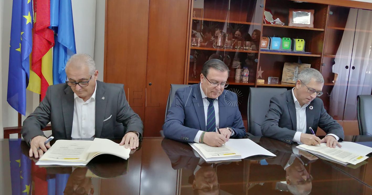 joaquín páez josé ronda y hugo morán firma desaladora recorte La Ciudad recibe la transferencia de las competencias sobre la desaladora