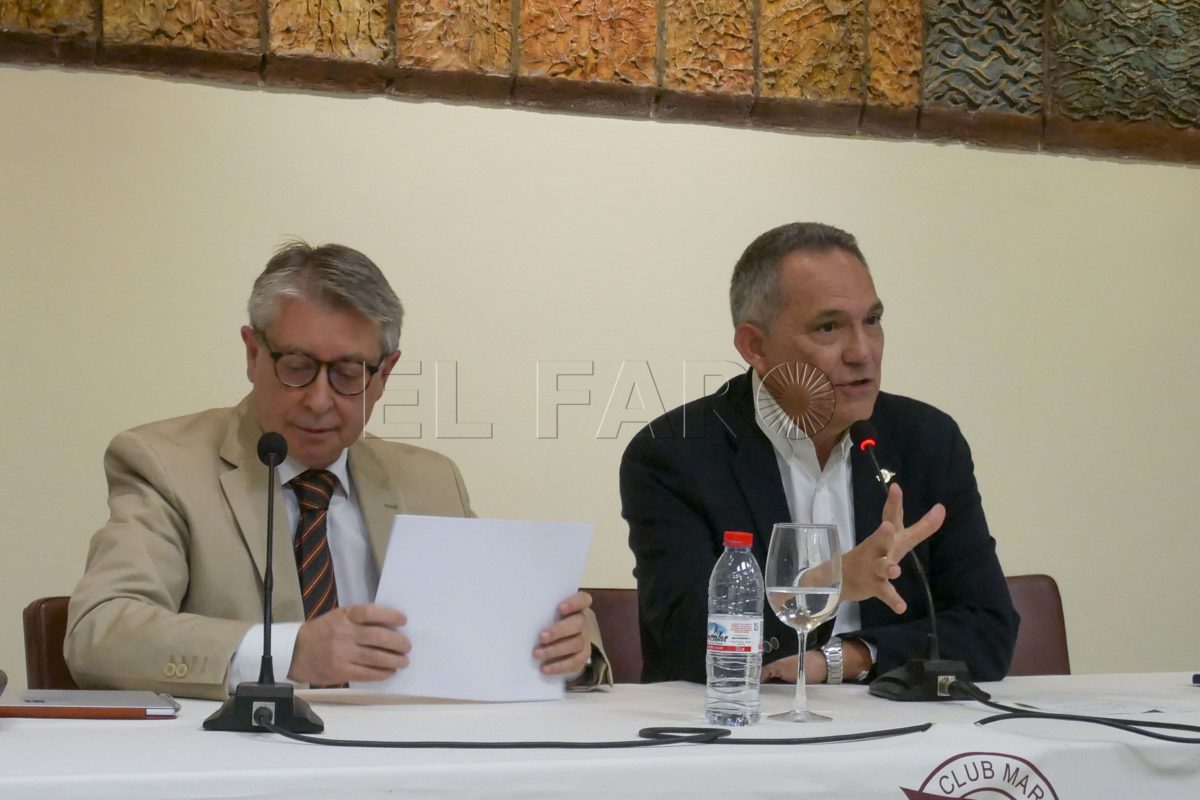 MELILLA, 05/04/2024.- El catedrático de Derecho Constitucional de la Universidad Autónoma de Madrid (UAM), César Aguado Renedo (i), considera que la proposición de ley de amnistía planteada por el Gobierno de España no es constitucional tal y como se ha presentado en el Parlamento.El profesor Aguado, autor del único trabajo monográfico sobre el derecho de gracia en la Constitución Española, ha argumentado su postura al señalar que la propuesta que se está tramitando desnaturaliza lo que es la instrucción de la amnistía. EFE/Paqui Sánchez