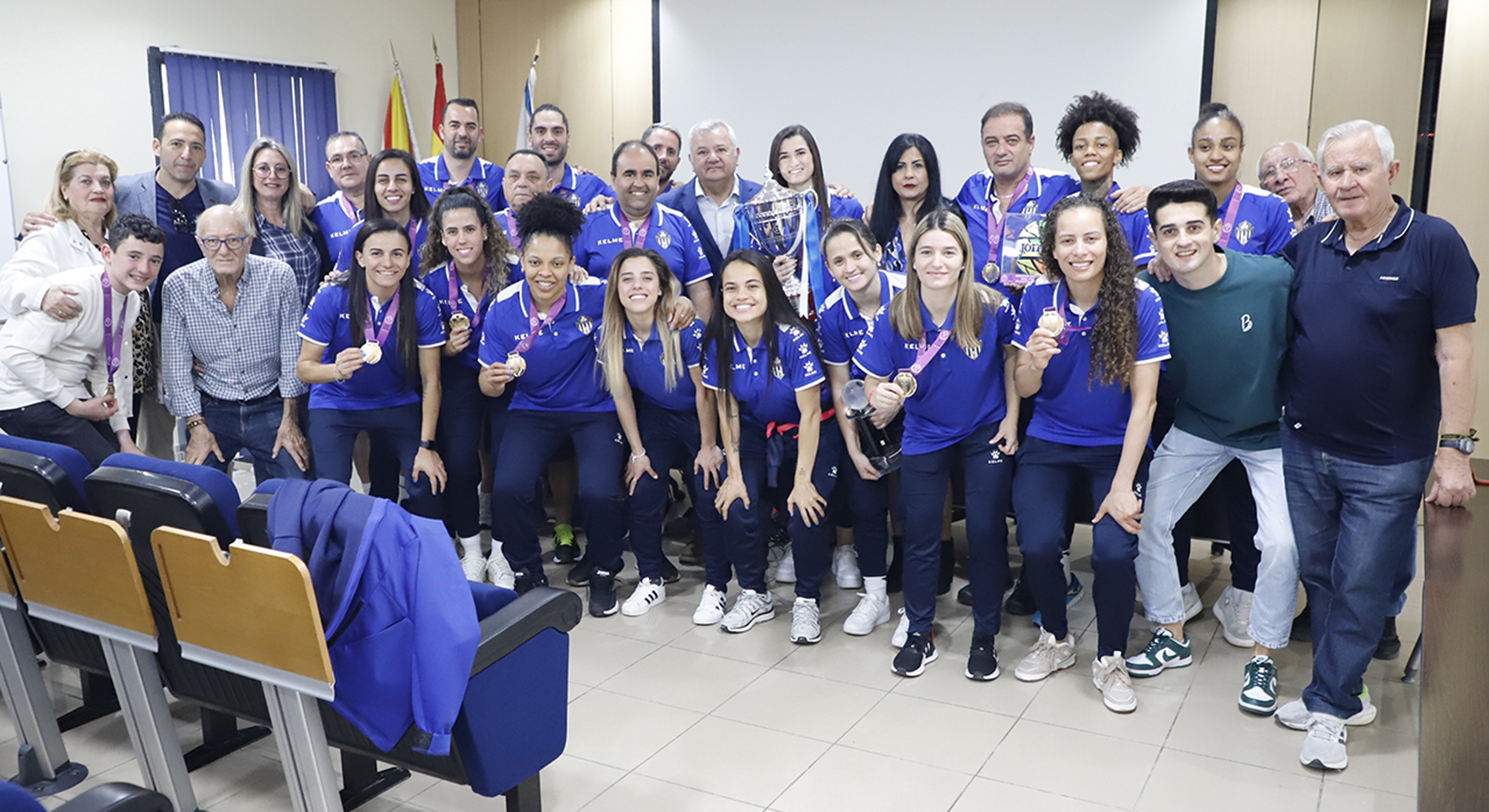 Las campeonas de la Copa de la Reina, recibidas por Diego Martínez