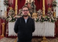 “Cuando estoy vistiendo a la Virgen hablo con ella al igual que con una madre”