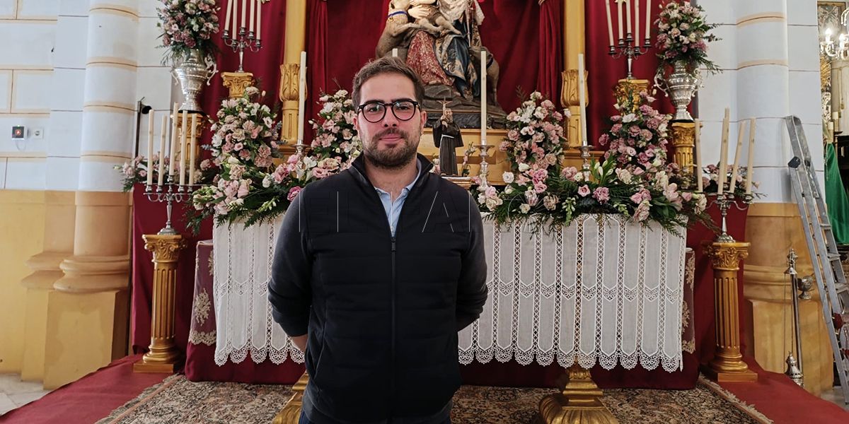 “Cuando estoy vistiendo a la Virgen hablo con ella al igual que con una madre”