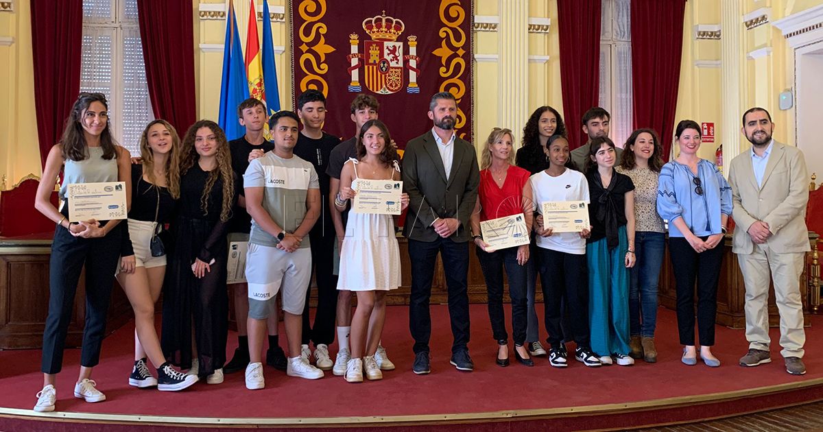 Erasmus Cinco alumnos de la Isla Reunión que participan en el programa Erasmus+ reciben su diploma en el Salón Dorado