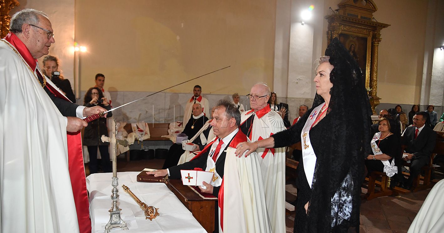 Investidura de Caballero de Juanjo Florensa padrinos Julia Seco y Jesus Zan recorte Investidura de nobles caballeros y damas del Capítulo de la Reina Isabel la Católica en Madrigal de las Altas Torres