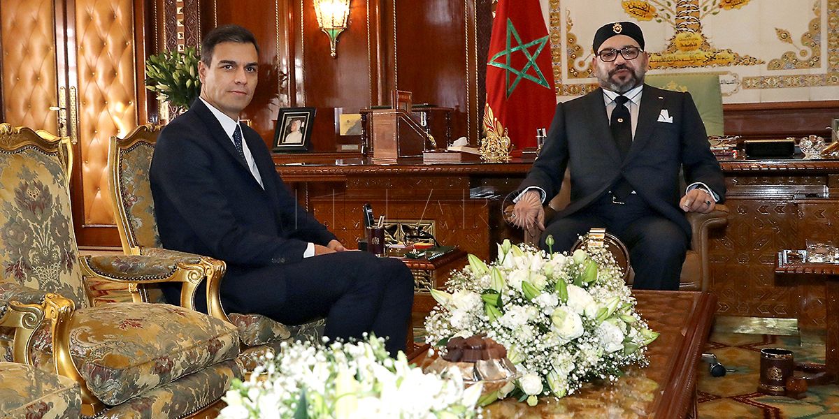 GRAF1960. RABAT, 19/11/2018.- El presidente del Gobierno español, Pedro Sánchez (i), y el rey Mohamed VI de Marruecos durante el encuentro mantenido hoy en el Palacio Real de Rabat. EFE/Ballesteros