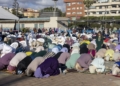 RAMADAN REZO R00 6587 1 El rezo colectivo del Eid al-Fitr reúne a 7.000 melillenses en una defensa de la convivencia y la hermandad en Melilla