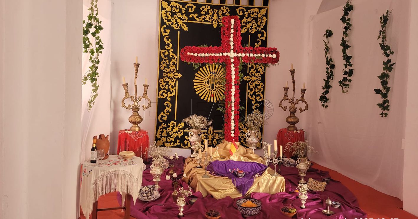 Cruz de Mayo de la Cofradía del Nazareno, expuesta el año pasado en la Plaza de Toros.