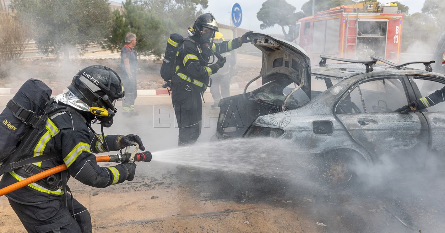 WhatsApp Image 2024 04 02 at 1.11.41 PM recorte Los Bomberos sofocan un incendio en un coche en la carretera de circunvalación