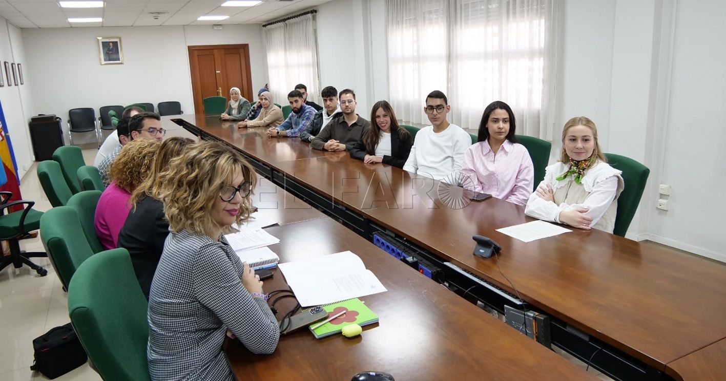 Encuentro con jóvenes beneficiarios del programa Primera Experiencia Profesional en la AGE de todo el país