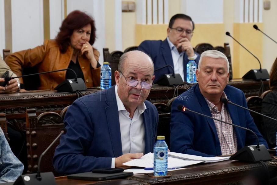 El informe del interventor no escapa del debate en el pleno a pesar de su aprobación