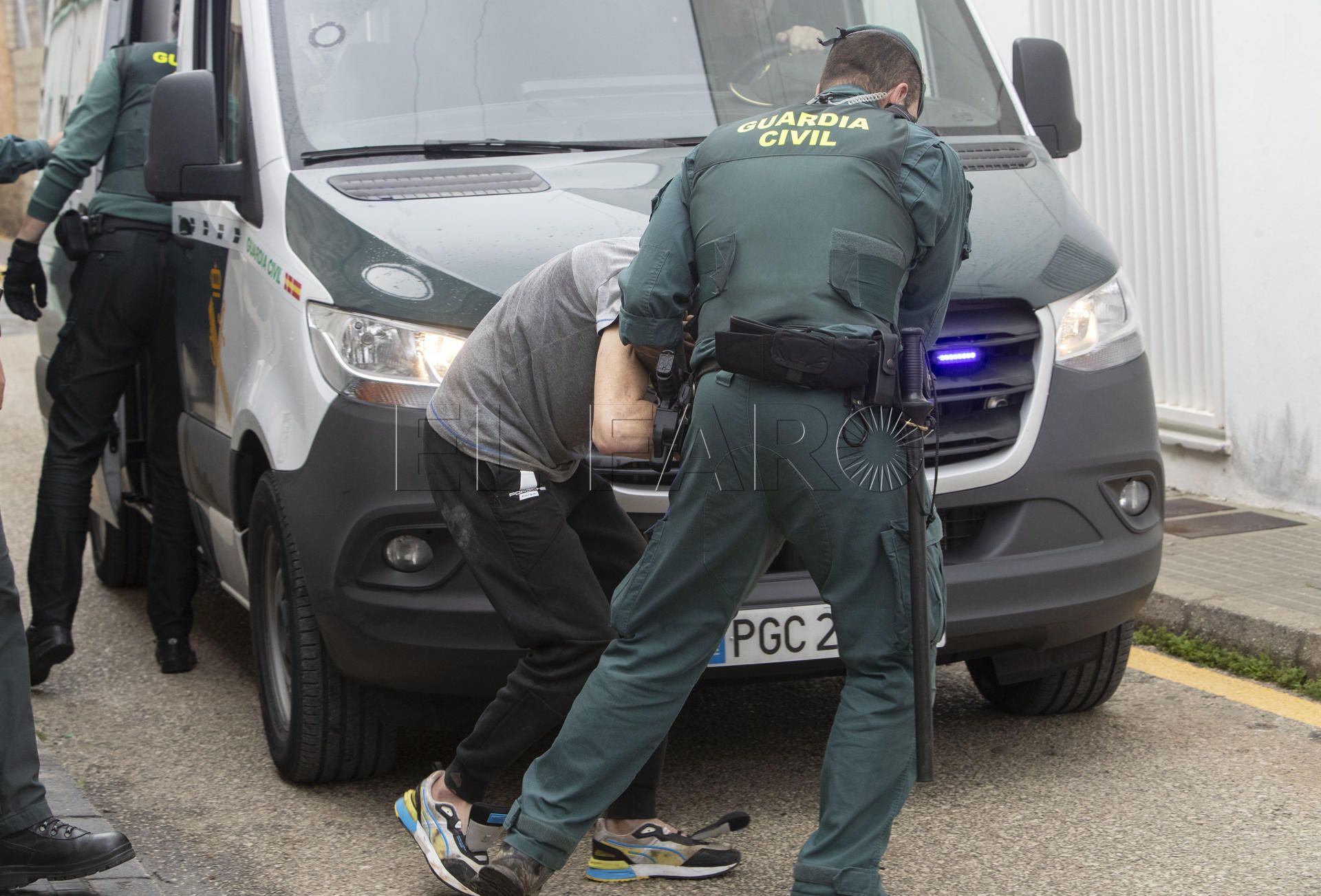 *AMPLIACIÓN PIE DE FOTO* BARBATE (CÁDIZ), 12/02/2024.- Agentes de la Guardia Civil trasladan a los juzgados de Barbate (Cádiz) al piloto de la narcolancha, Francisco Javier M.P., Kiko "El Cabra", detenido por la muerte de dos guardias civiles a los que arrollaron con una narcolancha en la localidad gaditana de Barbate el pasado viernes, que este lunes han pasado a disposición judicial. EFE/Román Ríos
