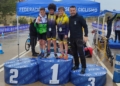principiante masculino Alejandro Díez y Else Remartínez ganan bajo la lluvia