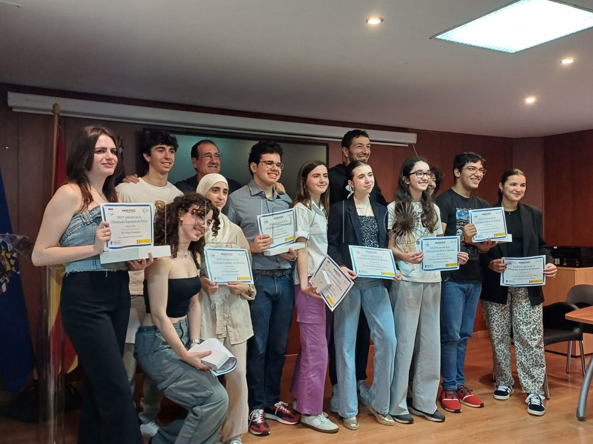 0841cddf 2d40 4316 8a6a 9b32be244c99 e1717071490448 El IES Juan Antonio Fernández acoge la entrega de premios de las Olimpiadas de Física y Química