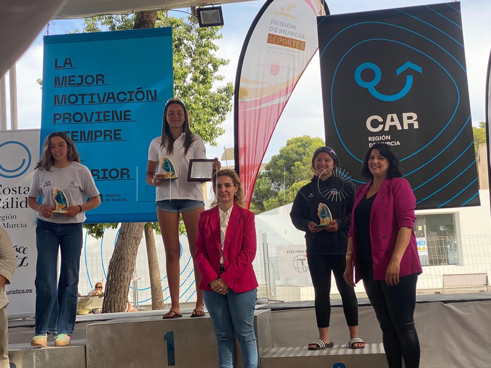 Azul Sanchez derecha en el podio Azul Sánchez, tercera en el Nacional