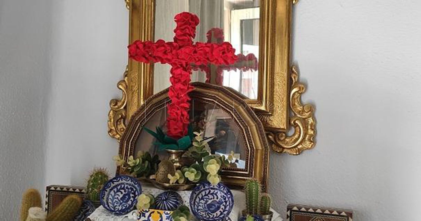 Cruz de mayo. El Independiente. Granada recorte Conociendo nuestras tradiciones: Cruces de mayo