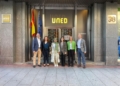 Oumaima en rectorado con tres vicerrectoras y los hermanos Hassan y Hossein La historia de superación de Oumaima Abbou