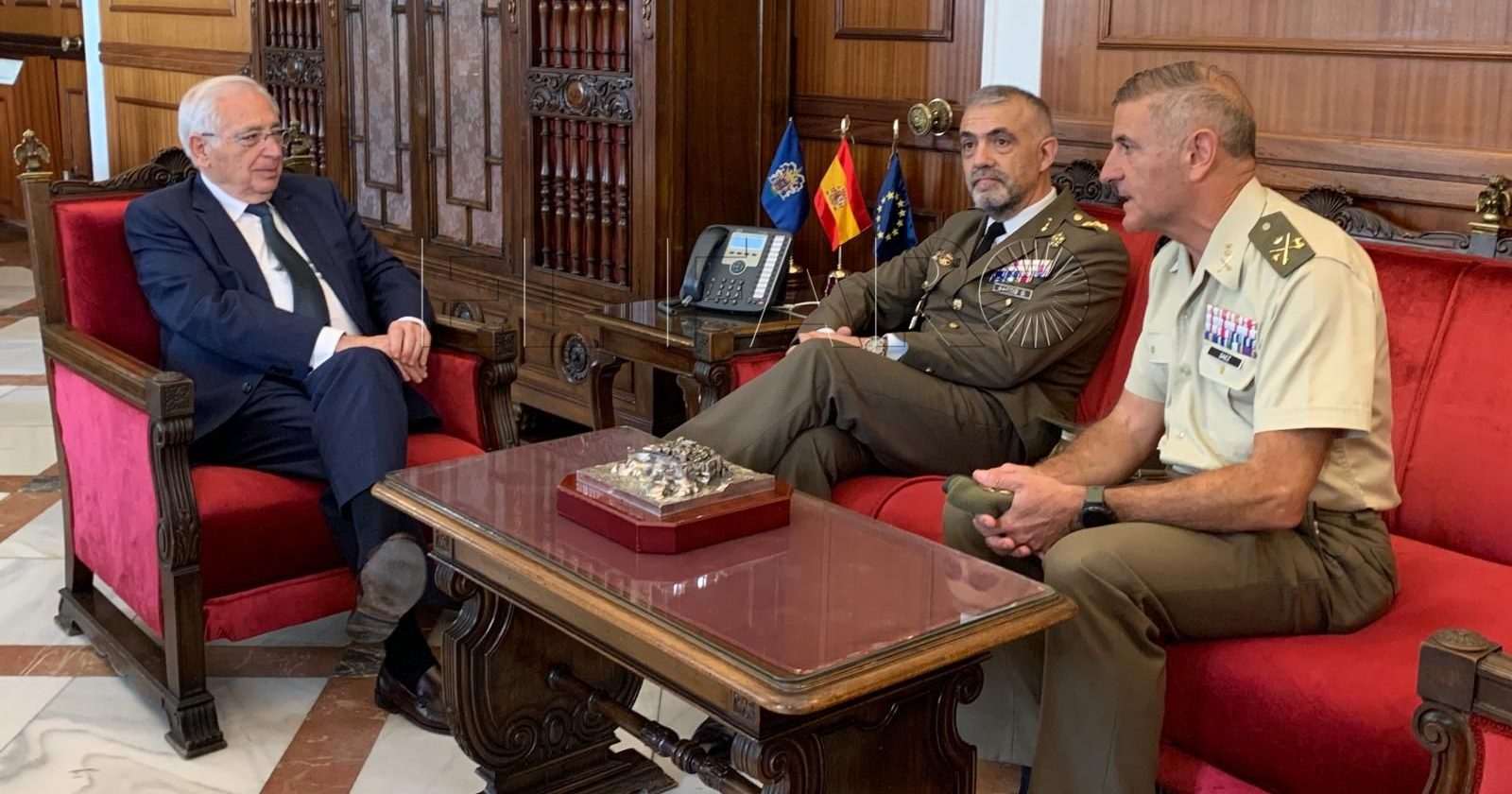 WhatsApp Image 2024 05 24 at 13.10.01 e1716549079340 Imbroda recibe al nuevo segundo jefe de la Comgemel, el coronel Francisco Fernando Barrio García