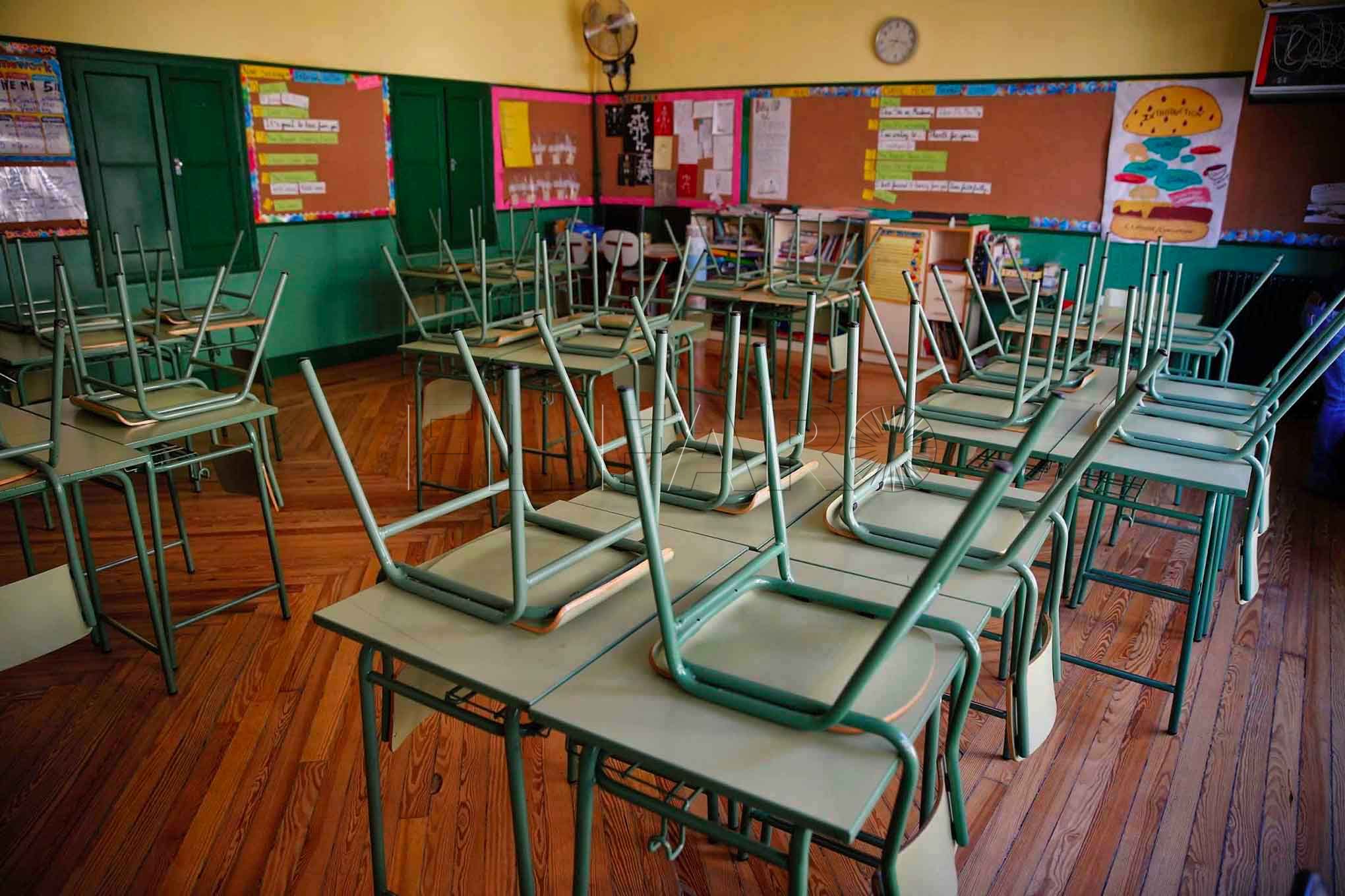 GRAF5326. MADRID, 11/03/2020.- Un aula desierta en el colegio público Rufino Blanco en Madrid, este miércoles. La suspensión de clases en las comunidades de Madrid y La Rioja y en las localidades alavesas de Vitoria y Labastida supone una situación inédita que obliga a los padres a improvisar el cuidado de sus hijos e inquieta a los alumnos con exámenes pendientes, mientras que algunos profesores tendrán que impartir las materias a distancia. EFE/ Paco Campos